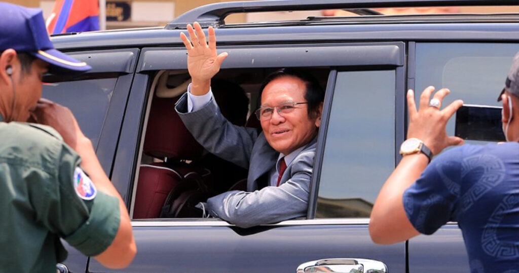 ប្រធានគណបក្សសង្គ្រោះជាតិ លោក កឹម សុខា ចេញពីសវនាការសាលាដំបូងរាជធានីភ្នំពេញ ថ្ងៃទី០៨ ខែមិថុនា ឆ្នាំ២០២២។ (រូបថត៖ VOD)