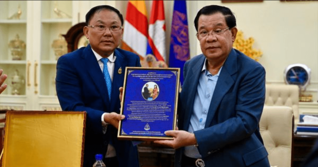 លោកនាយករដ្ឋមន្ត្រី ហ៊ុន សែន ក្នុងជំនួបជាមួយឧកញ៉ា លី យ៉ុងផាត់ ប្រធានសមាគមឧកញ៉ាកម្ពុជា នៅថ្ងៃទី៦ ខែមេសា ឆ្នាំ២០២៣។