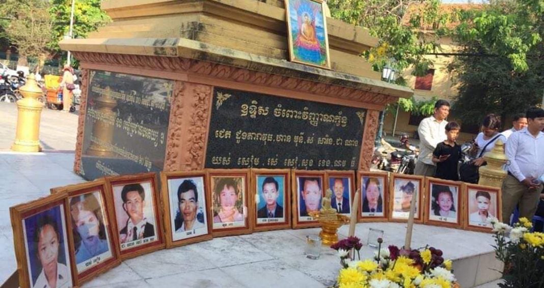 (រូប​ឯកសារ) រូបថត​ជនរងគ្រោះ​ត្រូវ​បាន​ដាក់​តាំង​បង្ហាញ​នៅ​ក្នុង​ពិធី​រំឭក​ដល់​ជនរងគ្រោះ​ក្នុង​ហេតុការណ៍​គប់​គ្រាប់បែក​នៅ​ក្បែរ​មន្ទីរ​រដ្ឋសភា​នៃ​ប្រទេស​កម្ពុជា កាលពី​ថ្ងៃ​ទី​៣០ ខែ​មីនា ឆ្នាំ​១៩៩៧។