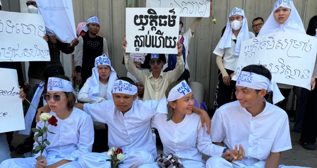 ក្រុម​សកម្មជន​ចលនា​មាតា​ធម្មជាតិ​អង្គុយ​រង់ចាំ​ការ​ប្រកាស​សាលក្រម​នៅ​ថ្ងៃទី​២ ខែ​កក្កដា ឆ្នាំ​២០២៤។ (រូបថត៖ វីអូអេ)