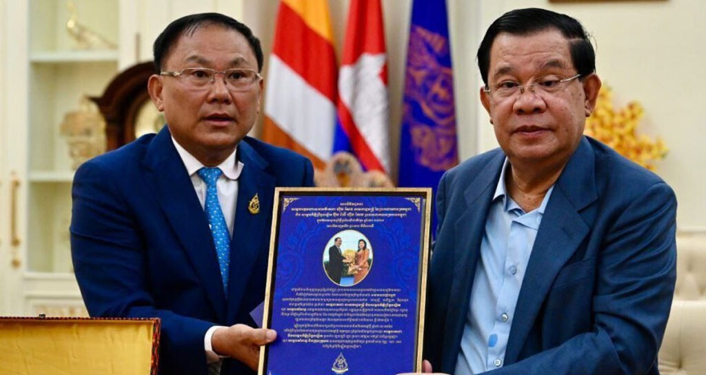 អ្នកឧកញ៉ា លី យ៉ុងផាត់ (ឆ្វេង) ប្រធាន​សមាគម​ឧកញ៉ា​កម្ពុជា និង​លោក ហ៊ុន សែន នៅ​ភូមិគ្រឹះ​ក្រុង​តាខ្មៅ ខេត្ត​កណ្ដាល នៅ​ព្រឹក​ថ្ងៃទី​០៦ ខែ​មេសា ឆ្នាំ២០២៣។