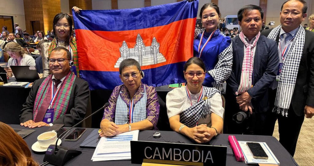 រដ្ឋមន្ត្រី​ក្រសួង​វប្បធម៌ និង​វិចិត្រ​សិល្បៈ អ្នកស្រី ភឿង សកុណា (កណ្ដាល)