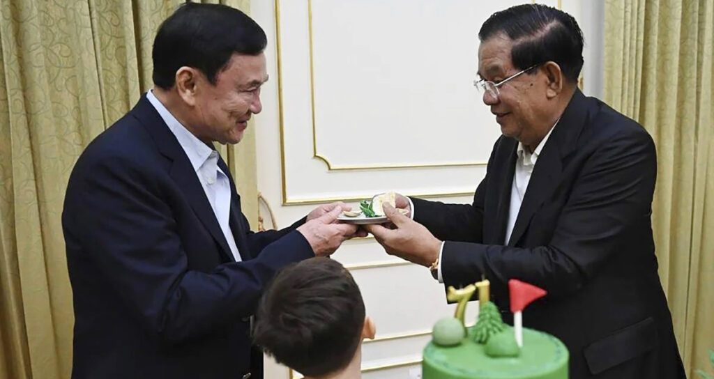 អតីត​នាយករដ្ឋមន្ត្រី​ថៃ លោក ថាក់ស៊ីន ស៊ីណាវ៉ាត់ (Thaksin Shinawatra) និង​លោក ហ៊ុន សែន អតីត​នាយករដ្ឋមន្ត្រី​កម្ពុជា