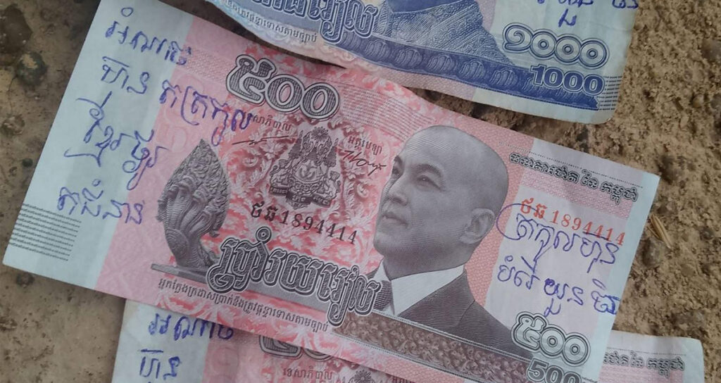 ក្រដាសប្រាក់​រៀល​ដែល​ត្រូវ​គេ​សរសេរ «អំណាច​ហ៊ុន​ត​ត្រកូល ខ្មែរ​ថ្ងូរ​ត​ជំនាន់» និង​ចែកចាយ​លើ​បណ្ដាញ​សង្គម​ហ្វេសប៊ុក