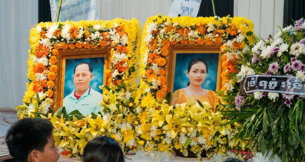 រូបថត​នៃ​សព​ពលករ​ខ្មែរ​ពីរ​នាក់​ប្តី​ប្រពន្ធ​ដែល​បាន​ទទួល​មរណភាព​ក្នុង​គ្រោះ​រញ្ជួយ​ដី​នៅ​ប្រទេស​ថៃ ឈ្មោះ សាន់ សឿន និង​ភរិយា​ឈ្មោះ សុខ គឹមសី