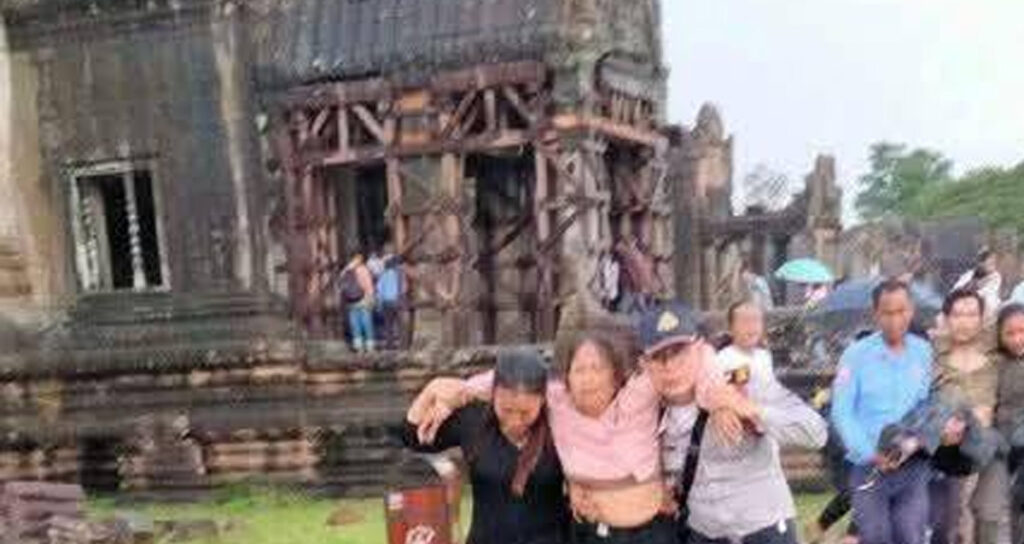 អាជ្ញាធរ​ជួយ​សង្គ្រោះ​ជនរងគ្រោះ​ពី​ករណី​រន្ទះ​បាញ់​នៅ​បរិវេណ​ប្រាសាទ​អង្គរវត្ត កាលពី​ល្ងាច​ថ្ងៃទី​១៦ ខែ​ឧសភា ឆ្នាំ​២០២៥។