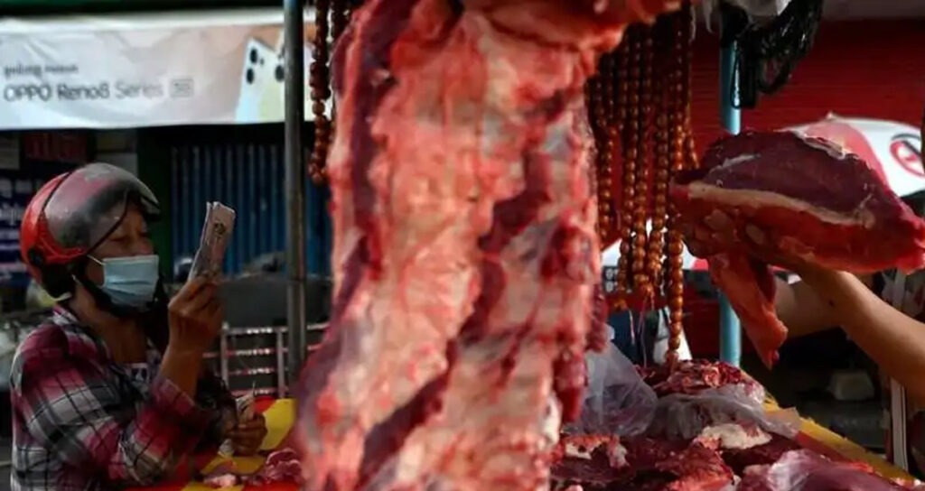 (រូប​ឯកសារ) ស្ត្រី​ម្នាក់​ទិញ​សាច់​គោ​ពី​កន្លែង​លក់​មួយ​កន្លែង​នៅ​ទីក្រុង​ភ្នំពេញ កាលពី​ឆ្នាំ​២០២២។