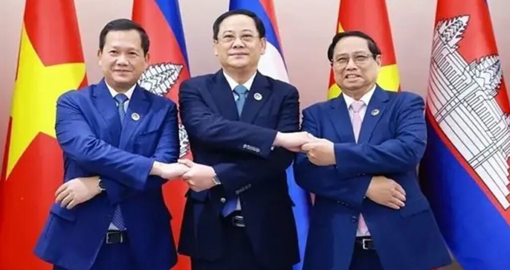 (ពី​ឆ្វេង)៖ នាយករដ្ឋមន្ត្រី​កម្ពុជា លោក ហ៊ុន ម៉ាណែត និង​នាយករដ្ឋមន្ត្រី​ឡាវ លោក Sonexay Siphandone និង​នាយករដ្ឋមន្ត្រី​ប្រទេស​យៀកណាម លោក ផាម មិញជីញ នា​ទីក្រុង​កូឡាឡាំពួរ ប្រទេស​ម៉ាឡេស៊ី មុន​នឹង​ចូលរួម​កិច្ចប្រជុំ​អាស៊ាន​លើក​ទី​៤៦ កាលពី​ថ្ងៃ​ចន្ទ ទី​២៦ ខែ​ឧសភា ឆ្នាំ​២០២៥។