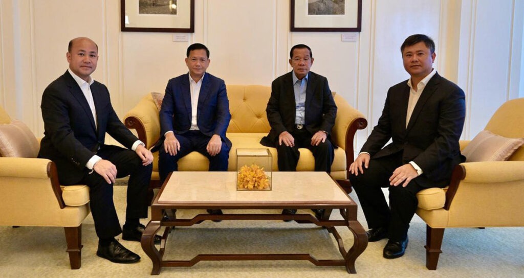 (រូប​ពី​ឆ្វេង) លោក ហ៊ុន ម៉ានី លោក ហ៊ុន ម៉ាណែត លោក ហ៊ុន សែន និង​លោក ហ៊ុន ម៉ានិត