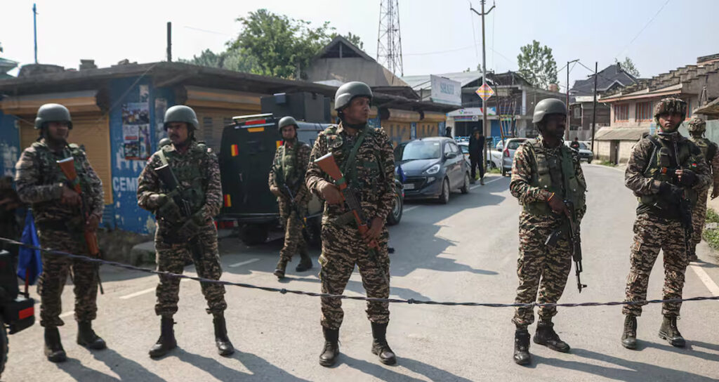 កងទ័ពឥណ្ឌា ឈរយាមនៅ Pampore ស្រុក Pulwama ភាគខាងត្បូងនៃតំបន់ Srinagar, Jammu និង Kashmir កាលពីថ្ងៃទី៧ ខែឧសភា ឆ្នាំ២០២៥។