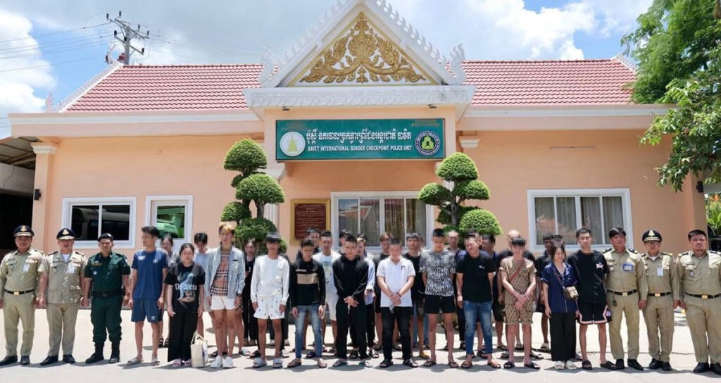 ជនជាតិ​វៀតណាម សរុប​ចំនួន ៣៧​នាក់ ដែល​ត្រូវ​បាន​បណ្ដេញ​ចេញពី​កម្ពុជា ដោយ​ជាប់​ពាក់ព័ន្ធ​ករណី​លួច​ស្នាក់នៅ និង​ធ្វើការ​ខុស​ច្បាប់ គ្មាន​លិខិត​ឆ្លងដែន និង​បាន​អនុវត្ត​ទោស​ចប់ នៅ​ថ្ងៃទី​៩ ខែ​ឧសភា ឆ្នាំ​២០២៥។