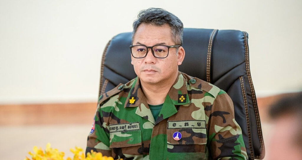 រដ្ឋមន្ត្រីក្រសួងការពារជាតិកម្ពុជា លោក ទៀ សីហា ក្នុងកិច្ចប្រជុំពិភាក្សាការងារ និងត្រួតពិនិត្យវឌ្ឍនភាពសាងសង់សមិទ្ធផលនានារបស់អគ្គនាយកដ្ឋានសម្ភារៈបច្ចេកទេសនៃក្រសួងការពារជាតិ នៅថ្ងៃទី១៩ ខែឧសភា ឆ្នាំ២០២៥។