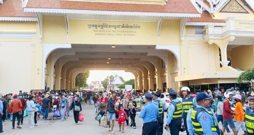 ទិដ្ឋភាពពលករខ្មែរវិលចូលប្រទេសកម្ពុជាវិញតាមច្រកប៉ោយប៉ែត នៅថ្ងៃទី២៤ ខែមិថុនា ឆ្នាំ២០២៥។ (រូបភាព៖ សង់ត្រាល់)