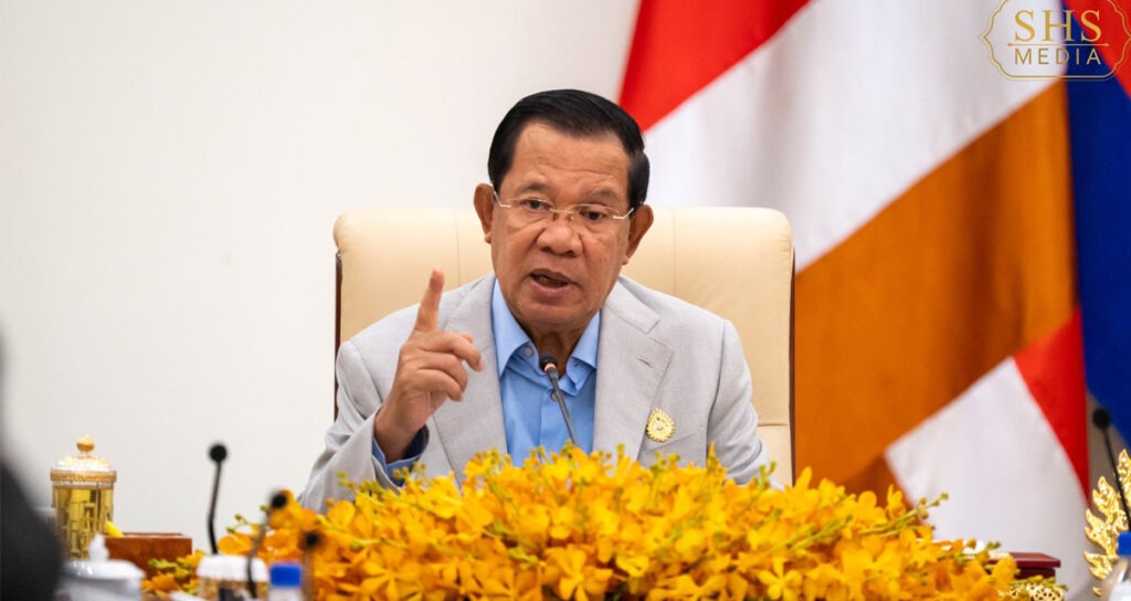លោក ហ៊ុន សែន អំឡុងជួបជាមួយប្រតិភូសម្ព័ន្ធសមាគមមូលនិធិសម្តេចតេជោដើម្បីអភិវឌ្ឍន៍សហគ្រាសធុនតូច និងមធ្យមនៅកម្ពុជា នៅវិមាន៧មករា ព្រឹកថ្ងៃអង្គារ ទី២០ ខែឧសភា ឆ្នាំ២០២៥។