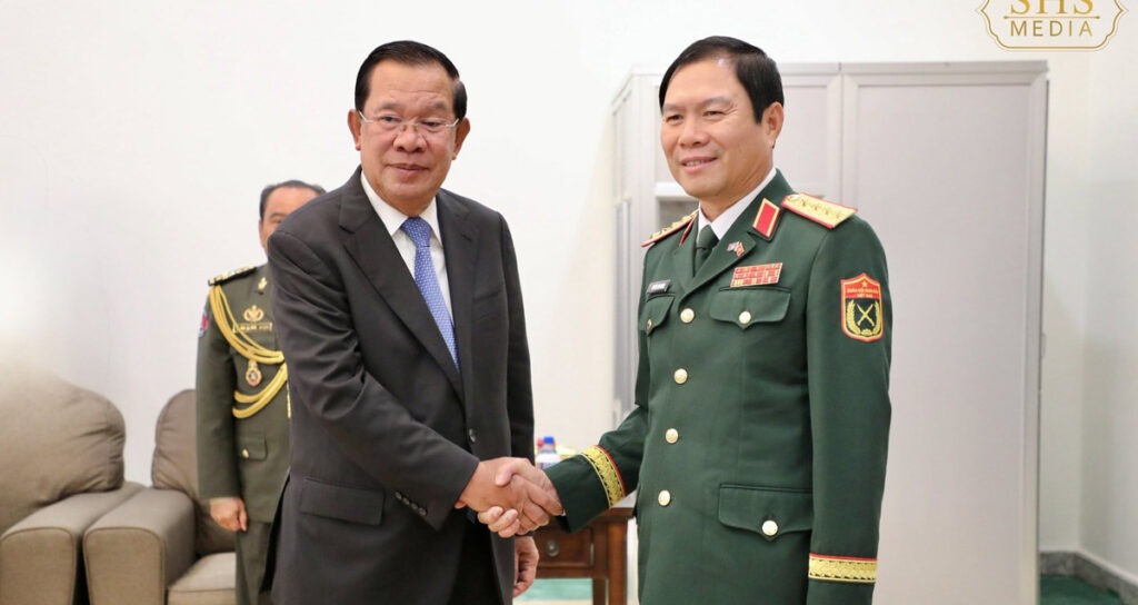 លោក ហ៊ុន សែន ប្រធានព្រឹទ្ធសភាកម្ពុជា និងលោក ង្វៀន តិន គឿង (Nguyen Tan Cuong) អនុរដ្ឋមន្ត្រីក្រសួងការពារប្រទេសវៀតណាម ជួបពិភាក្សានៅវិមាន ៧មករា ព្រឹកថ្ងៃពុធ ទី៤ ខែមិថុនា ឆ្នាំ២០២៥។