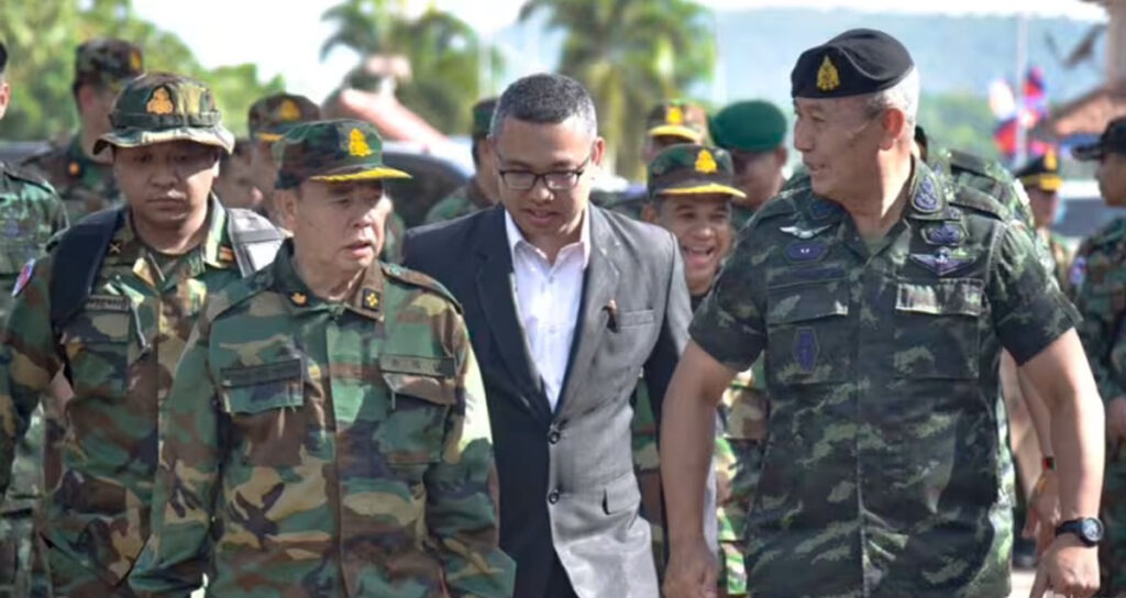 អគ្គមេបញ្ជាការ​រង និង​ជា​មេបញ្ជាការ​កងទ័ព​ជើងគោក លោក ម៉ៅ សុផាន់ (ឆ្វេង) ជួប​ជាមួយ​លោក Pana Claewplodtook មេ​ទ័ព​ថៃ នៅ​ច្រក​ព្រំដែន​ក្នុង​ខេត្ត​សុរិន្ទ ប្រទេស​ថៃ កាលពី​ថ្ងៃទី​២៩ ខែ​ឧសភា ឆ្នាំ​២០២៥។ (រូបថត៖ AP)