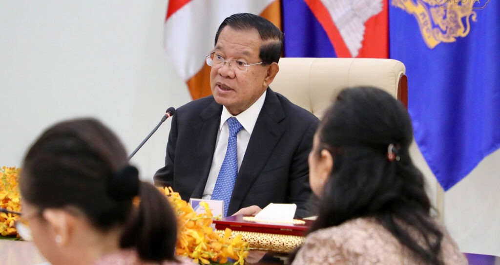 លោក ហ៊ុន សែន ប្រធាន​ព្រឹទ្ធសភា​កម្ពុជា ក្នុង​កិច្ចពិភាក្សា​ជាមួយ​ប្រតិភូ​ក្រុមប្រឹក្សា​ជាតិ​កម្ពុជា​ដើម្បី​ស្ត្រី នៅ​ថ្ងៃទី​៤ ខែ​មិថុនា ឆ្នាំ​២០២៥។