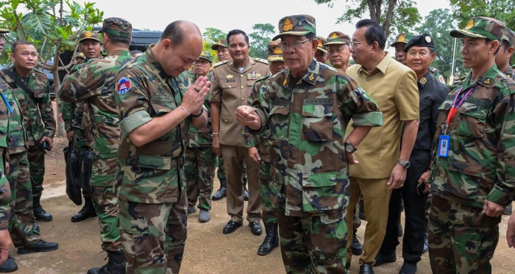 ប្រធានព្រឹទ្ធសភា លោក ហ៊ុន សែន ក្នុងដំណើរទៅកាន់ខេត្តឧត្ដរមានជ័យ និងខេត្តព្រះវិហារ ជាប់ព្រំដែនថៃ នៅថ្ងៃទី២៦ ខែមិថុនា ឆ្នាំ២០២៥។