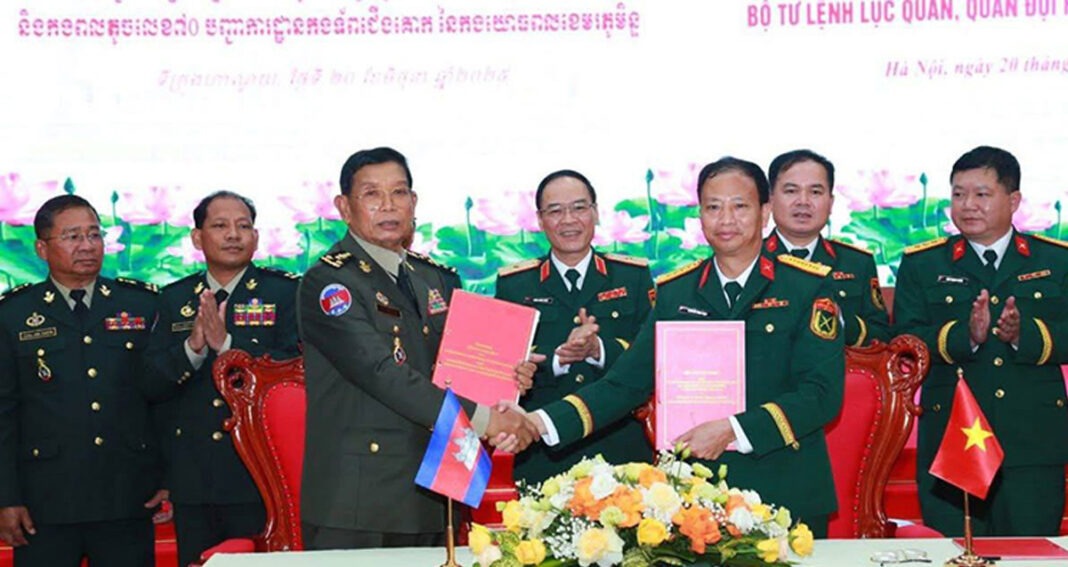 ពិធី​ចុះហត្ថលេខា​លើ​កំណត់ហេតុ​ចង​សម្ព័ន្ធ​មេត្រីភាព​រវាង​កងពលតូច​លេខ​៧០ របស់​កម្ពុជា និង​កងពលធំ​ថ្មើរជើង​លេខ​៣០១ និង​បញ្ជាការដ្ឋាន​រដ្ឋធានី​ហាណូយ របស់​វៀតណាម នា​ទីក្រុង​ហាណូយ ប្រទេស​វៀតណាម កាលពី​ថ្ងៃទី​២០ ខែ​មិថុនា ឆ្នាំ​២០២៥។