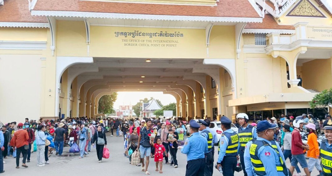 ទិដ្ឋភាព​ពលករ​ខ្មែរ​វិល​ចូល​ប្រទេស​កម្ពុជា​វិញ​តាម​ច្រក​ប៉ោយប៉ែត នៅ​ថ្ងៃទី​២៤ ខែ​មិថុនា ឆ្នាំ​២០២៥។ (រូបភាព៖ សង់ត្រាល់)