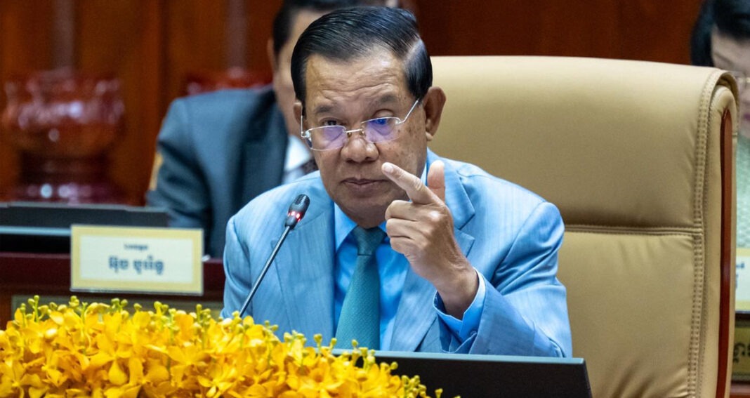 លោក ហ៊ុន សែន ប្រធាន​ព្រឹទ្ធសភា និង​ជា​ឪពុក​បង្កើត​របស់​លោក​នាយករដ្ឋមន្ត្រី ហ៊ុន ម៉ាណែត ហើយ​ក៏​ជា​អតីត​នាយករដ្ឋមន្ត្រី​កម្ពុជា ក្នុង​ពិធី​បិទ​កិច្ចប្រជុំ​សមាជ​រដ្ឋសភា និង​ព្រឹទ្ធសភា ថ្ងៃទី​៣ ខែ​មិថុនា ឆ្នាំ​២០២៥។