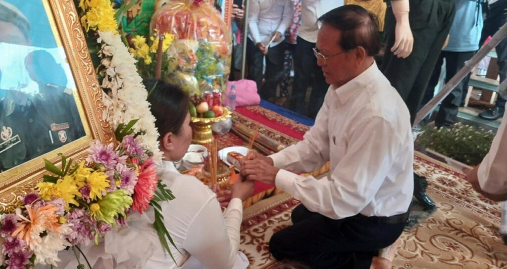 លោក កឹម សុខា ប្រធានគណបក្សសង្គ្រោះជាតិ ចូលរួមគោរពវិញ្ញាណក្ខន្ធវីរជនពលីការពារទឹកដីក្នុងសង្គ្រាមឈ្លានពានរបស់ថៃ នៅព្រឹកថ្ងៃទី៣១ ខែកក្កដា ឆ្នាំ២០២៥។ (រូបថត៖ ហ្វេសប៊ុក ផែង ហេង)