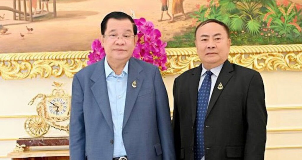 លោក ហ៊ុន សែន (ឆ្វេង) ប្រធាន​ព្រឹទ្ធសភា​កម្ពុជា និង​ឧកញ៉ា កុក អាន