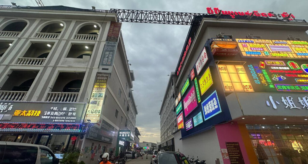 ទីតាំង​សង្ស័យ​លួច​លាក់​ប្រព្រឹត្ត​បទល្មើស Online Scam នៅ​សង្កាត់​បាវិត ក្រុង​បាវិត ខេត្ត​ស្វាយរៀង និង​រក​ឃើញ​ជនបរទេស​កំពុង​រស់នៅ​សរុប​ជិត ២០០​នាក់ កាលពី​ថ្ងៃទី​១៨ ខែ​កក្កដា ឆ្នាំ​២០២៥។