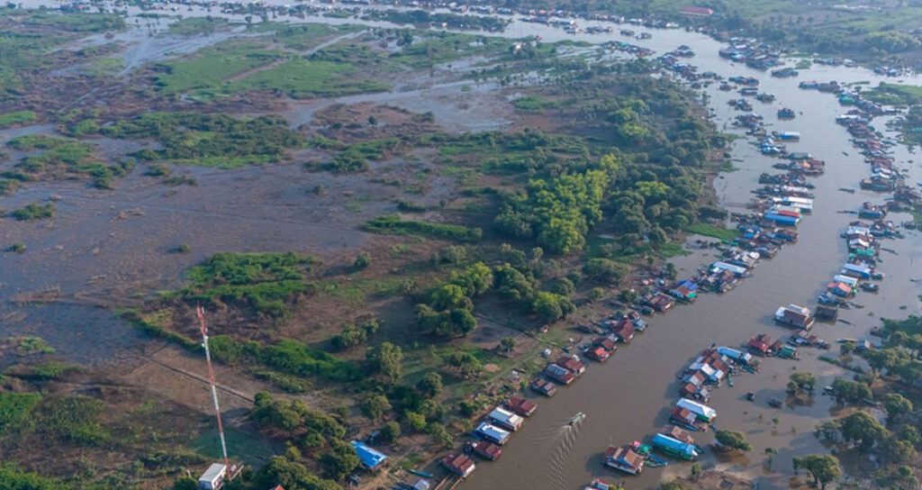 ទិដ្ឋភាព​ថត​ពី​អាកាស​នៃ​ផ្ទះ​បណ្តែត​ទឹក​នៅ​លើ​ផ្ទៃ​បឹងទន្លេសាប ស្ថិត​នៅ​តំបន់​ព្រែកទាល់ ក្នុង​ខេត្ត​បាត់ដំបង។ (រូបថត៖ Khmer Nature)