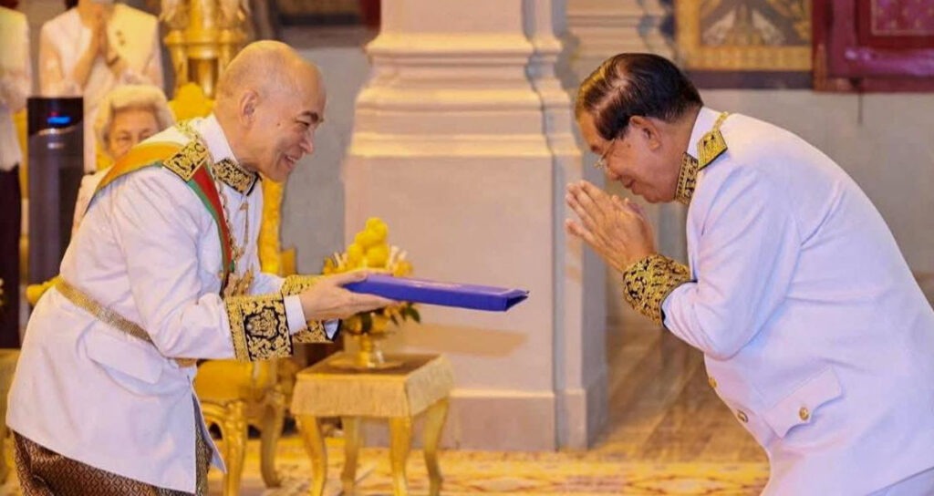 ព្រះមហាក្សត្រខ្មែរ សម្តេចព្រះបរមនាថ សីហមុនី (រូបឆ្វេង) និងលោក ហ៊ុន សែន ប្រធានព្រឹទ្ធសភា និងជាប្រធានគណបក្សប្រជាជនកម្ពុជា