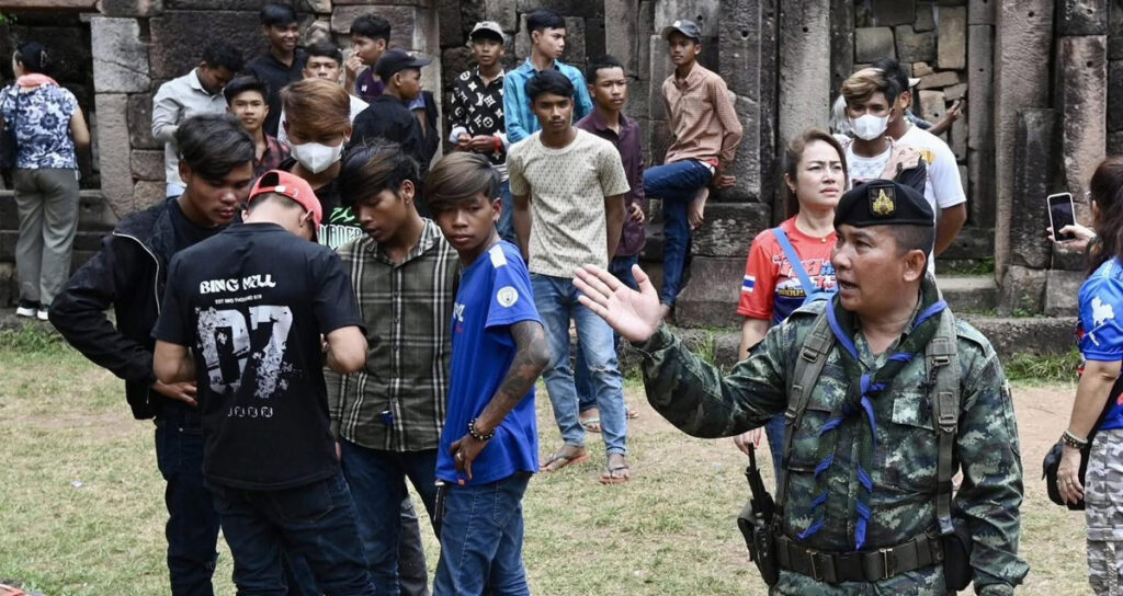 ក្រុមយុវជនកម្ពុជា នាំគ្នាទៅលេងប្រាសាទតាមាន់ធំនាពេលថ្មីៗនេះ និងរូបស្ដាំជាទាហានថៃ