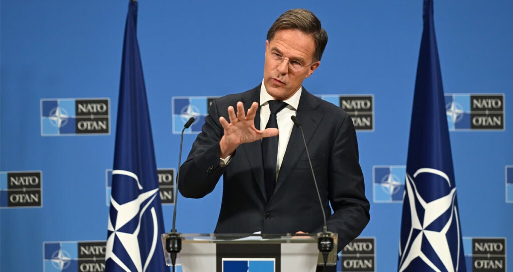 លោក Mark Rutte អគ្គលេខាធិការអង្គការយោធាណាតូ (NATO) ថ្លែងក្នុងសន្និសីទសារព័តមាននៅឯទីស្នាក់ការអង្គការណាតូ នៅទីក្រុងប្រ៊ុចសែល ប្រទេសបែលហ្ស៊ិក កាលពីថ្ងៃទី០១ ខែតុលា ឆ្នាំ២០២៤។ (AP Photo)