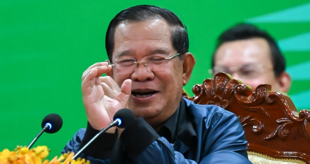 លោក ហ៊ុន សែន ប្រធានព្រឹទ្ធសភា ក្នុងពិធីសំណេះសំណាលជាមួយសមាជិកក្រុមប្រឹក្សាខេត្ត ក្រុង ស្រុក ឃុំ-សង្កាត់ ក្នុងខេត្តព្រះវិហារ នៅព្រឹកថ្ងៃសុក្រ ទី២៧ ខែមិថុនា ឆ្នាំ២០២៥។