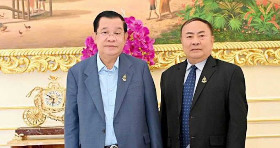 លោក ហ៊ុន សែន (ឆ្វេង) ប្រធាន​ព្រឹទ្ធសភា​កម្ពុជា និង​ឧកញ៉ា កុក អាន