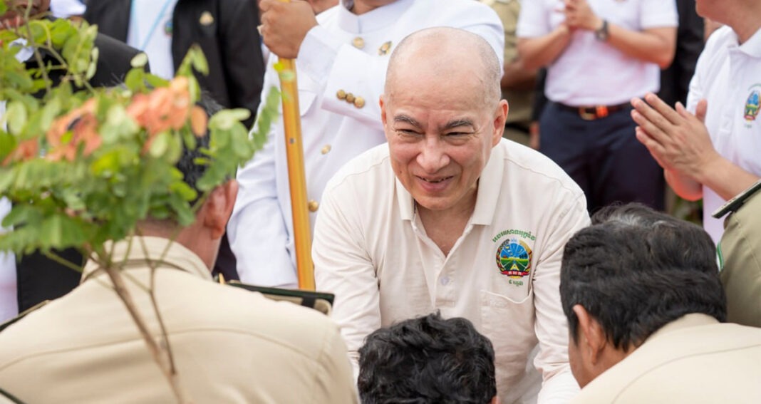 ព្រះមហាក្សត្រ ព្រះករុណា ព្រះបាទ​សម្តេច​ព្រះ​បរមនាថ នរោត្ដម សីហមុនី ក្នុង​ព្រះរាជ​ពិធី «រុក្ខទិវា ៩​កក្កដា» លើក​ទី​២៩ ដែល​ធ្វើ​ឡើង​នៅ​កសិដ្ឋាន​ផលិត​ពូជ​ដំណាំ​តំបន់​ដី​ខ្ពស់​ចម្ការលើ ស្រុក​ចំការលើ ខេត្ត​កំពង់ចាម នៅ​ថ្ងៃទី​០៩ ខែ​កក្កដា ឆ្នាំ​២០២៥។