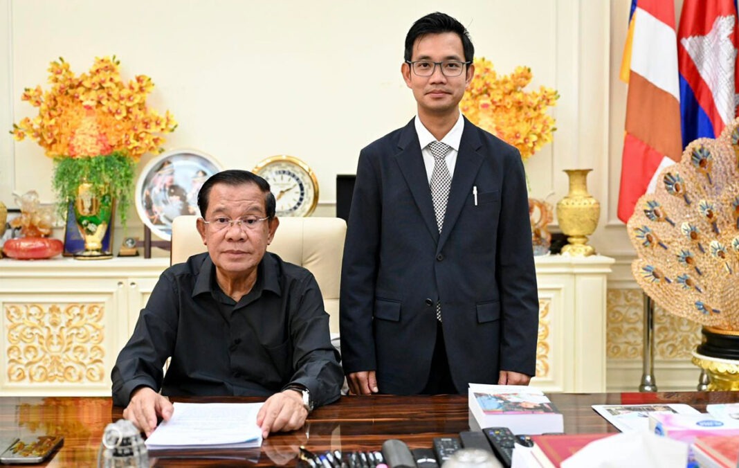 លោក ហ៊ុន សែន ប្រធាន​គណបក្ស​ប្រជាជន​កម្ពុជា និង​ជា​ប្រធាន​ព្រឹទ្ធសភា (រូប​អង្គុយ) និង​លោក ហៃ វណ្ណា