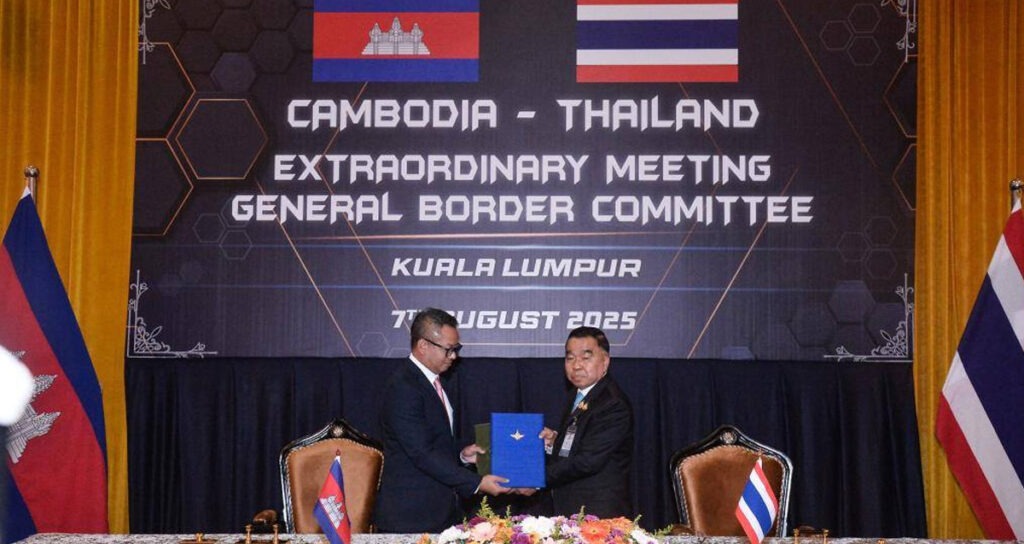 លោក ទៀ សីហា រដ្ឋមន្ត្រីក្រសួងការពារជាតិកម្ពុជា និងលោក ណាត់ថាក់ផុន ណាកផានីត រដ្ឋមន្ត្រីស្តីទីនៃក្រសួងការពារជាតិនៃព្រះរាជាណាចក្រថៃ ក្នុងកិច្ចប្រជុំវិសាមញ្ញនៃគណៈកម្មាធិការព្រំដែនទូទៅរួមគ្នា GBC នៅថ្ងៃទី៧ ខែសីហា ឆ្នាំ២០២៥ នៅទីក្រុងកូឡាឡាំពួរ ប្រទេសម៉ាឡេស៊ី។