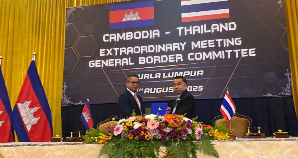 លោក ទៀ សីហា រដ្ឋមន្ត្រីក្រសួងការពារជាតិកម្ពុជា និងលោក ណាត់ថាក់ផុន ណាកផានីត រដ្ឋមន្ត្រីស្តីទីនៃក្រសួងការពារជាតិនៃព្រះរាជាណាចក្រថៃ ក្នុងកិច្ចប្រជុំវិសាមញ្ញនៃគណៈកម្មាធិការព្រំដែនទូទៅរួមគ្នា GBC នៅថ្ងៃទី៧ ខែសីហា ឆ្នាំ២០២៥ នៅទីក្រុងកូឡាឡាំពួរ ប្រទេសម៉ាឡេស៊ី។