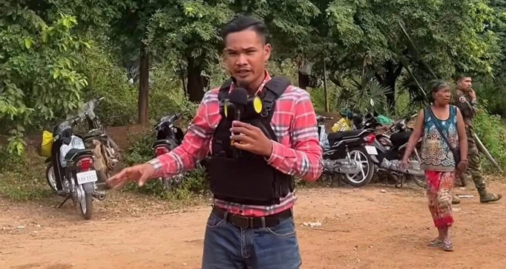 លោក មាស សារ៉ា ចាងហ្វាង​កាសែត CCN អំឡុង​ពេល​ផ្សាយ​ផ្ទាល់​នៅ​ទីតាំង​ដែល​ពលរដ្ឋ​ខ្មែរ​ប្រឆាំង​នឹង​ការ​រាយ​លួស​បន្លា​របស់​ទាហាន​ថៃ នៅ​ភូមិ​ជោគជ័យ ខេត្ត​បន្ទាយមានជ័យ កាលពី​ថ្ងៃទី​២៦ ខែ​សីហា ឆ្នាំ​២០២៥។