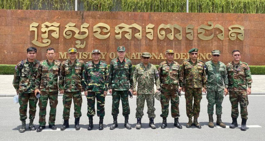 ក្រុមអ្នកសង្កេតការណ៍អនុព័ន្ធយោធាអាស៊ាន (អន្តរកាល) មកពី ៦ប្រទេស រួមមាន ឥណ្ឌូនេស៊ី ឡាវ មីយ៉ាន់ម៉ា ហ្វីលីពីន សិង្ហបុរី និងវៀតណាម ដឹកនាំដោយអនុព័ន្ធយោធាប្រទេសម៉ាឡេស៊ី ធ្វើដំណើរទៅខេត្តឧត្តរមានជ័យ និងខេត្តព្រះវិហារ កាលពីថ្ងៃទី៣ ខែសីហា ឆ្នាំ២០២៥។
