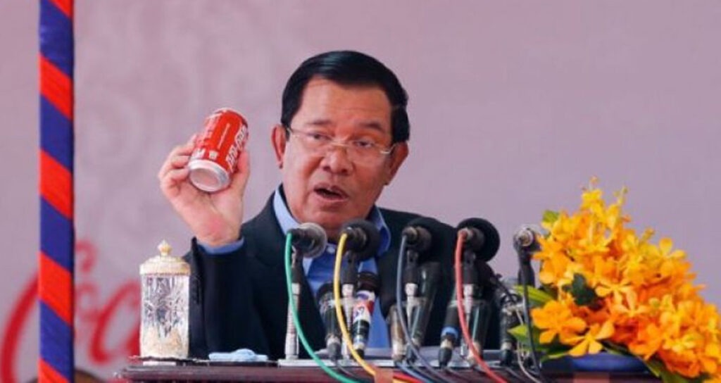 លោក ហ៊ុន សែន កាន់​កំប៉ុង​កូកា-កូឡា អំឡុង​ពេល​សម្ពោធ​រោងចក្រ​ក្រុមហ៊ុន​កូកា-កូឡា កាលពី​ឆ្នាំ​២០១៦។