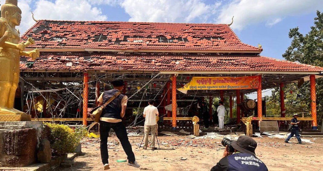 វត្ត​អារាម​ដែល​រង​ការ​បំផ្លិចបំផ្លាញ​ដោយ​គ្រាប់​ផ្លោង គ្រាប់​ទម្លាក់​ពី​យន្តហោះ F-16 របស់​ទាហាន​ឈ្លានពាន​ថៃ នៅ​តាម​ព្រំដែន​កម្ពុជា។ (រូបភាព៖ ទទក នៅ​ថ្ងៃទី​១០ ខែ​សីហា ឆ្នាំ​២០២៥)