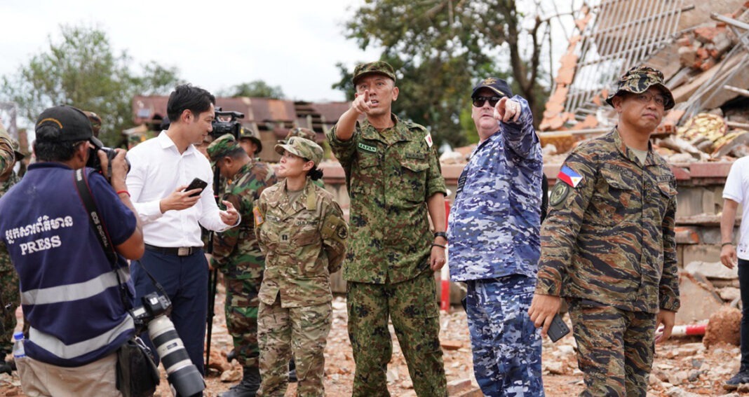 ក្រុម​អ្នក​សង្កេតការណ៍​អនុព័ន្ធ​យោធា​មក​ពី​ប្រទេស​មួយ​ចំនួន ក្នុង​ដំណើរ​ទស្សនកិច្ច​នៅ​តំបន់​កងពលធំ​អន្តរាគមន៍​លេខ​៣ ខេត្ត​ព្រះវិហារ នៅ​ថ្ងៃទី​៣០ ខែ​កក្កដា ឆ្នាំ​២០២៥។