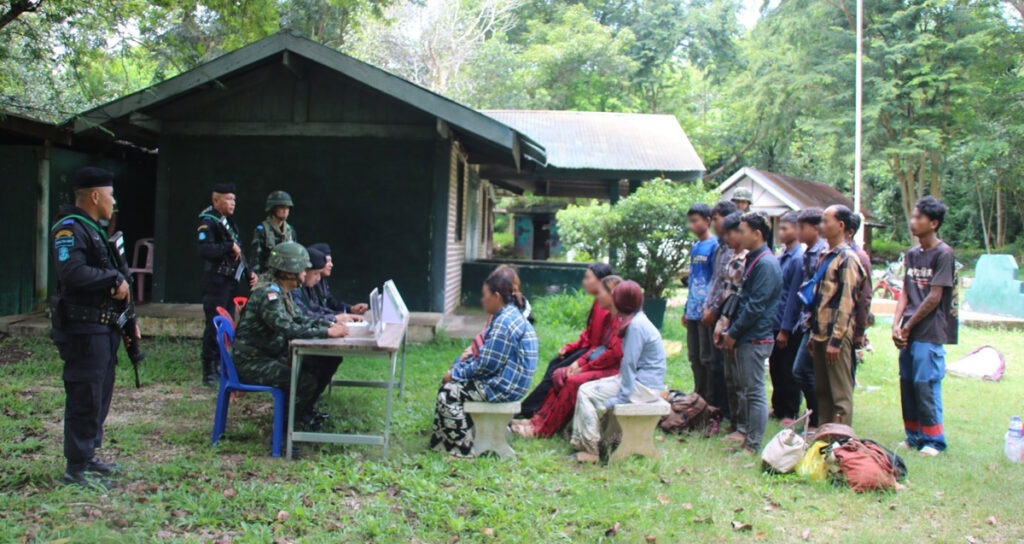 ពលរដ្ឋ​ខ្មែរ ១៥​នាក់​ដែល​ត្រូវ​បាន​អាជ្ញាធរ​ថៃ ចាប់​ខ្លួន​ក្នុង​ខេត្ត​ស្រះកែវ អំឡុង​លួច​ឆ្លងដែន​ដោយ​ខុស​ច្បាប់ កាលពី​ថ្ងៃទី​២១ ខែ​កញ្ញា ឆ្នាំ​២០២៥។ (រូបថត៖ Khaosod)
