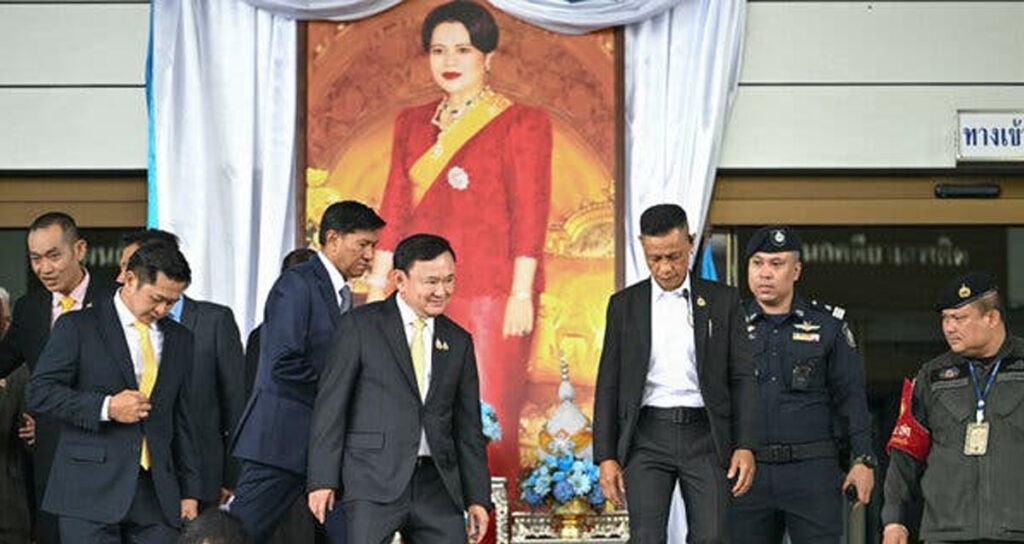 លោក ថាក់ស៊ីន ស៊ីណាវ៉ាត់ អតីត​នាយករដ្ឋមន្ត្រី​ថៃ ចេញពី​តុលាការ​នៅ​ថ្ងៃទី​២២ ខែ​សីហា ឆ្នាំ​២០២៥។