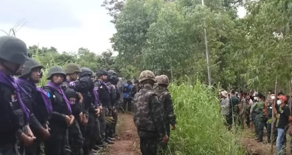 កងកម្លាំង​ថៃ ឈរ​ទល់​មុខ​នឹង​ប្រជាពលរដ្ឋ​ខ្មែរ​នៅ​ចំណុច​ព្រំដែន​មាន​ជម្លោះ ក្នុង​ស្រុក​អូរបីជាន់ ខេត្ត​បន្ទាយមានជ័យ កាលពី​ថ្ងៃទី​១៧ ខែ​កញ្ញា ឆ្នាំ​២០២៥។ (រូបថត៖ AFP)