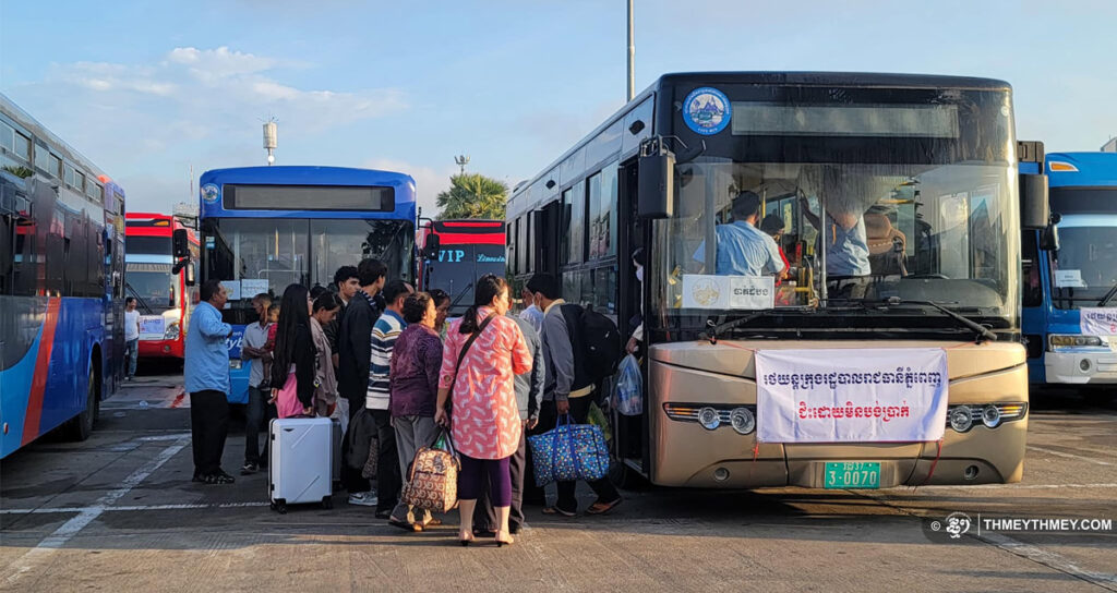 ពលរដ្ឋ​រង់ចាំ​ធ្វើ​ដំណើរ​ដោយ​ប្រើប្រាស់​រថយន្តក្រុង​សាធារណៈ​របស់​សាលា​រាជធានី​ភ្នំពេញ នៅ​ចំណត​រថយន្តក្រុង​សួនច្បារ​ឫស្សីកែវ ដើម្បី​ទៅ​ស្រុកកំណើត​នៅ​ខេត្ត​កំពង់ឆ្នាំង ពោធិ៍សាត់ បាត់ដំបង និង​ខេត្ត​បន្ទាយមានជ័យ កាលពី​ថ្ងៃទី​១២ ខែ​តុលា ឆ្នាំ​២០២៣។ (រូបថត​ពី​ហ្វេសប៊ុក ThmeyThmey)