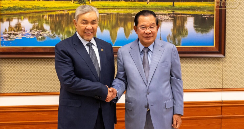 លោក ហ៊ុន សែន ប្រធានព្រឹទ្ធសភាកម្ពុជា និងឧបនាយករដ្ឋមន្ត្រីប្រទេសម៉ាឡេស៊ី លោក Dato Seri Ahmad Zahid bin Hamidi ក្នុងជំនួបនាទីក្រុងភ្នំពេញ នៅថ្ងៃទី១៤ ខែតុលា ឆ្នាំ២០២៥។