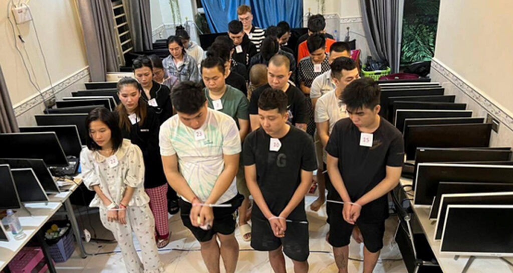 អ្នក​បោកប្រាស់​តាម​ប្រព័ន្ធ​អ៊ីនធឺណិត ដែល​អាជ្ញាធរ​ចាប់​ខ្លួន​បាន​នៅ​ក្នុង​អគារ​មួយ​ក្នុង​ខេត្ត​ព្រះសីហនុ ប្រទេស​កម្ពុជា នៅ​ថ្ងៃទី​១៥ ខែ​កក្កដា ឆ្នាំ​២០២៥។ (រូបថត៖ AP)