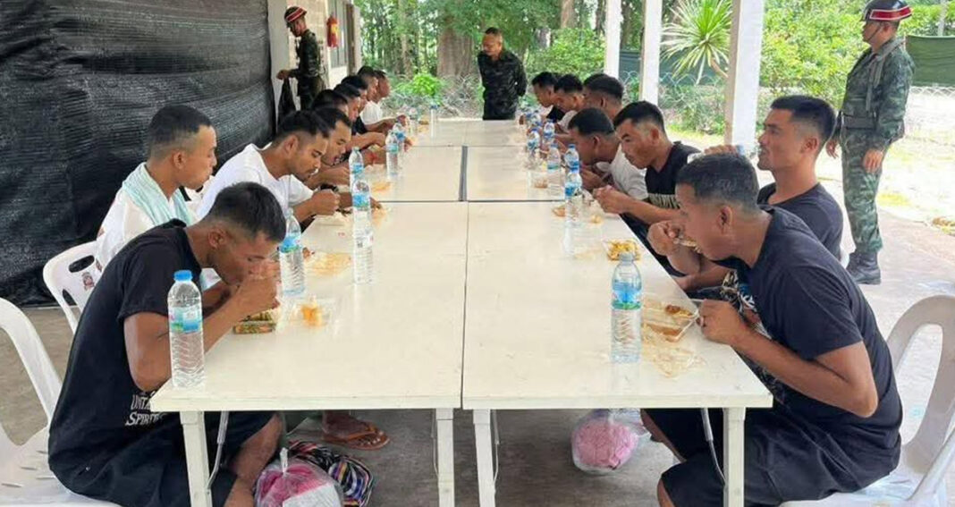 ទាហាន​កម្ពុជា ដែល​ត្រូវ​បាន​ទាហាន​ថៃ ចាប់​ឃុំ​ខ្លួន​ក្រោយ​បទ​ឈប់​បាញ់​ចូល​ជាធរមាន​កាលពី​ថ្ងៃទី​២៩ ខែ​សីហា ឆ្នាំ​២០២៥។